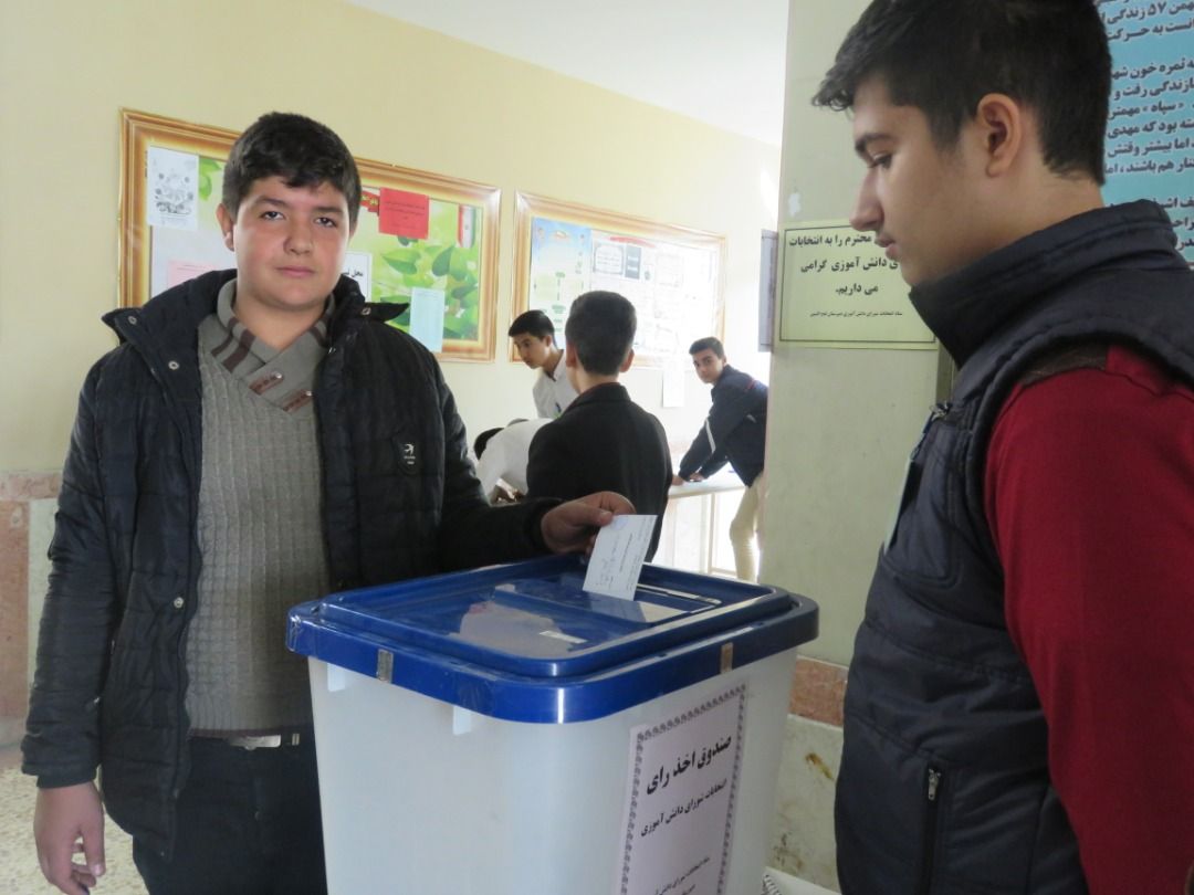برگزاری انتخابات شورای دانش آموزی در مدارس شهرستان بناب/ تصاویر