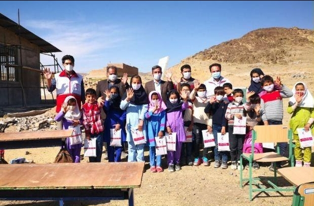 توزیع اقلام کمکی بین دانش آموزان روستای قره زکی