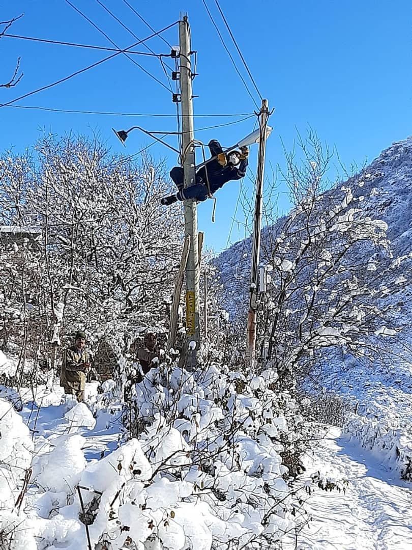 علیرغم بارش برف و کولاک شدید در اکثر شهرها و روستاهای استان؛ با تلاش اکیپ های عملیاتی آماده بکار شرکت توزیع نیروی برق آذربایجان شرقی، تاکنون هیچگونه قطعی برق نداده است