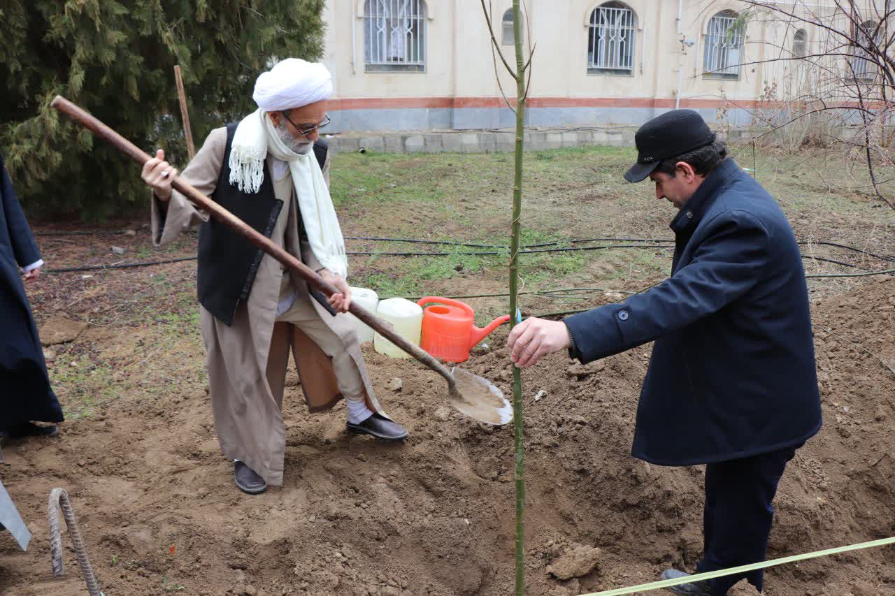 با کاشت ۵۰۰ نهال، مراسم روز درختکاری در حوزه علمیه بناب برگزار شد